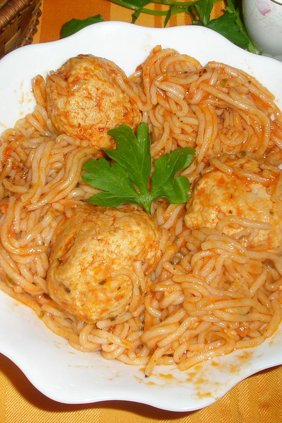 Куриные фрикадельки со спагетти в томате и специях